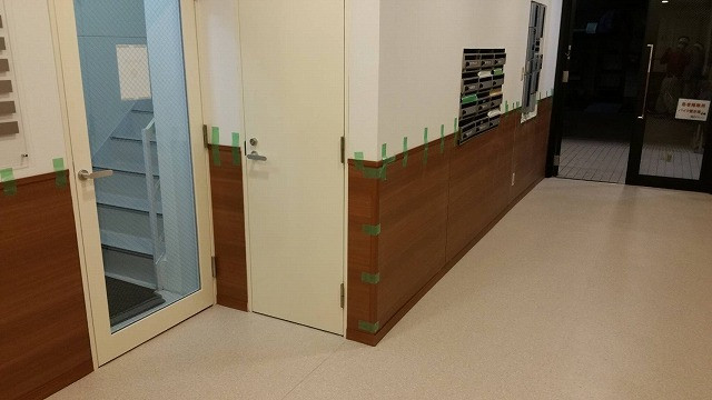 木目調化粧パネル張り施工後1